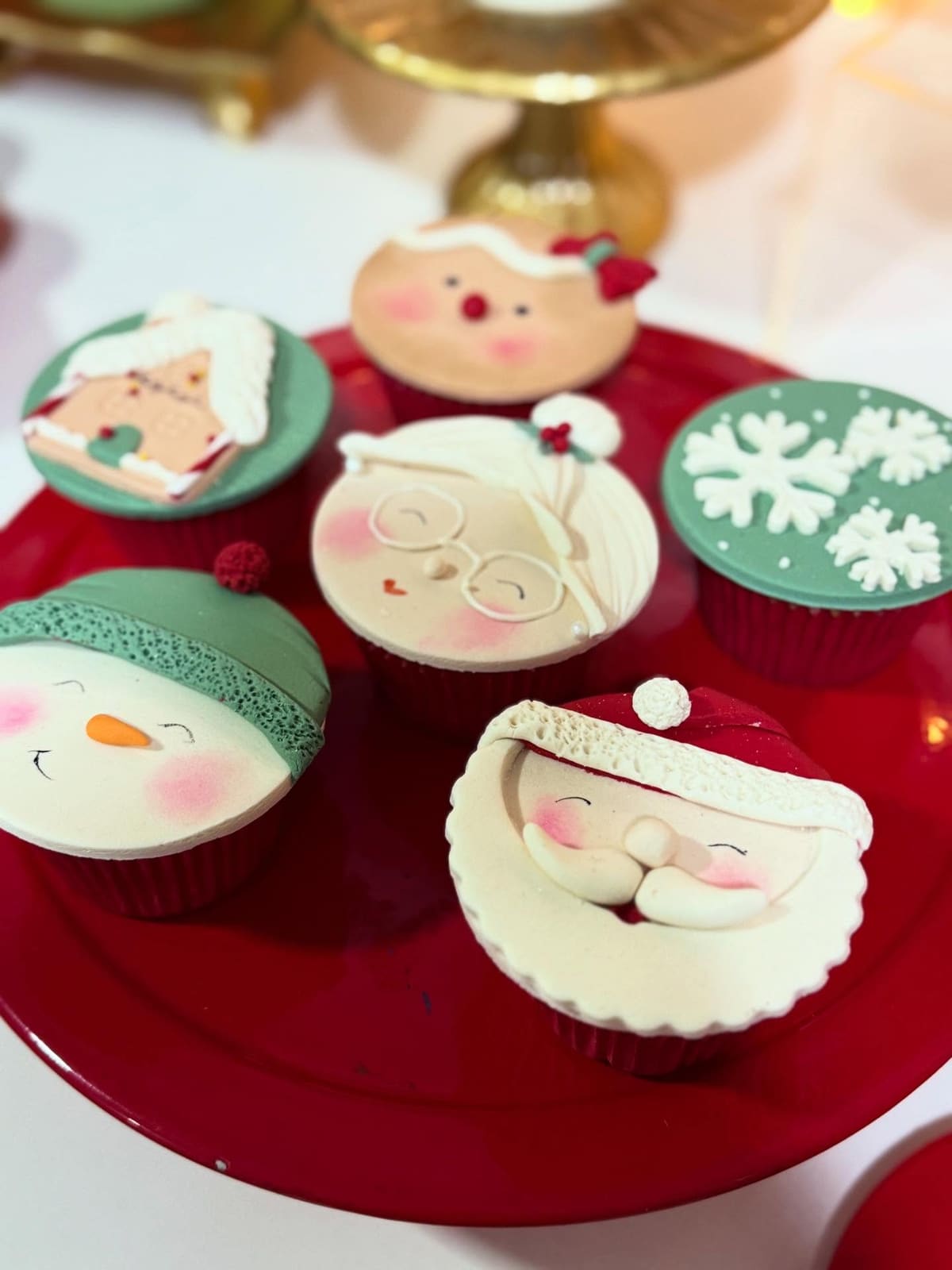 Biscoitos decorados de Natal com Papai Noel, boneco de neve e flocos de neve