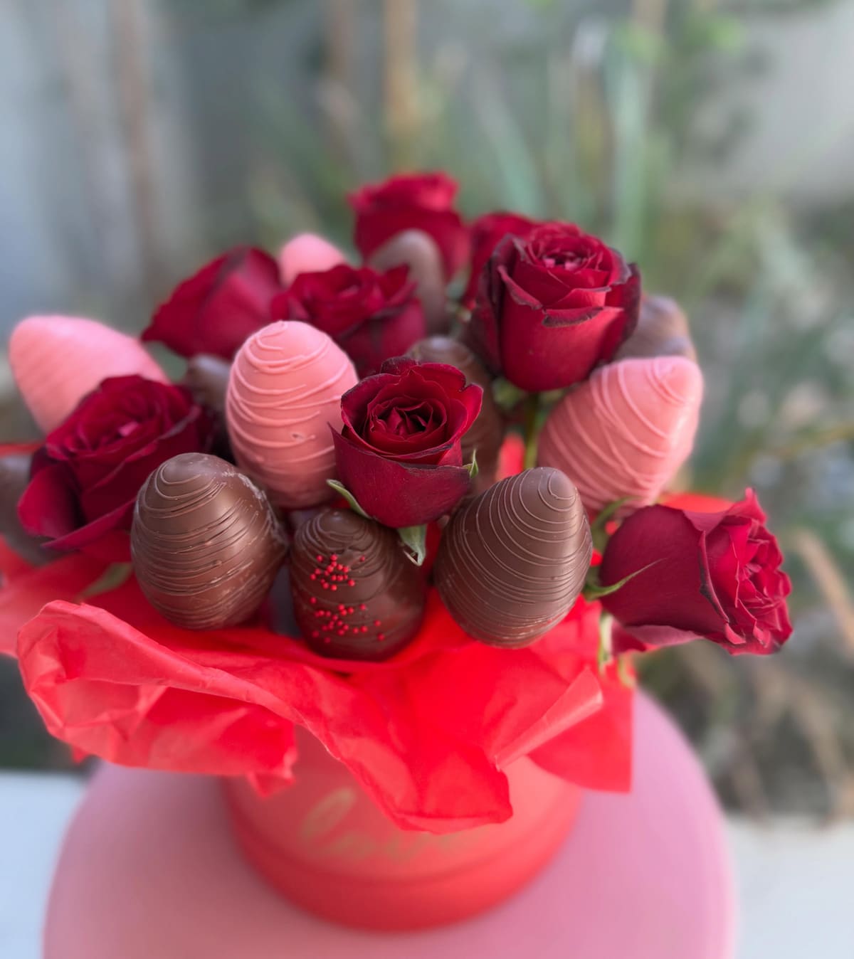 Buquê de morangos cobertos com chocolate e rosas vermelhas